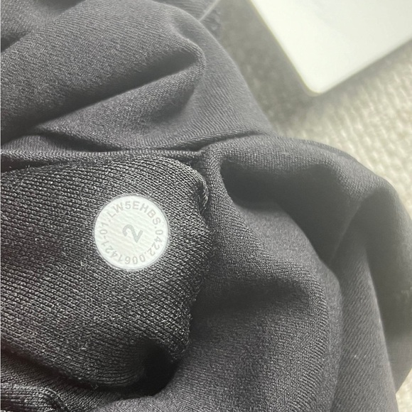 Lululemon Aligns 25” with Pockets - Picture 6 of 11
